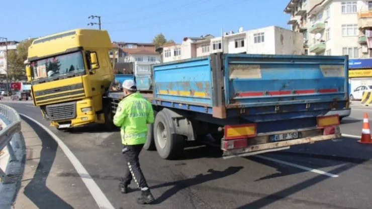 Tırın önüne aniden çıkan otomobil kazaya sebep oldu