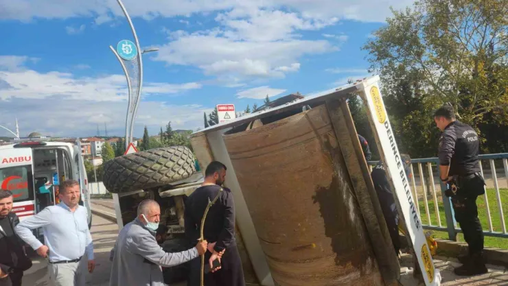 Tırın üstündeki asfalt silindiri yola devrildi: 1 yaralı