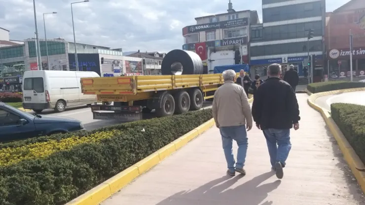 Tırlar park ediyor kazaya davetiye çıkıyor