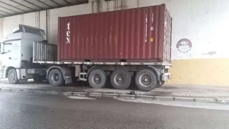 Tırlar trafiği tehlikeye sokuyor