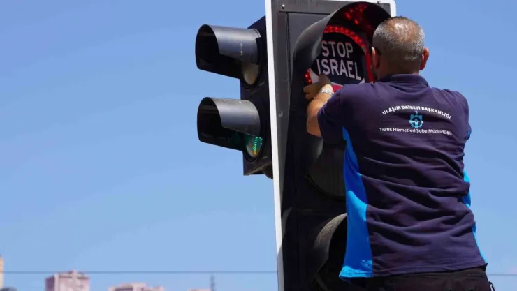 Trafik ışıklarında dikkat çeken yazılar