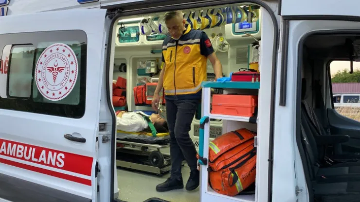 Trafik ışıklarında iki araç çarpıştı