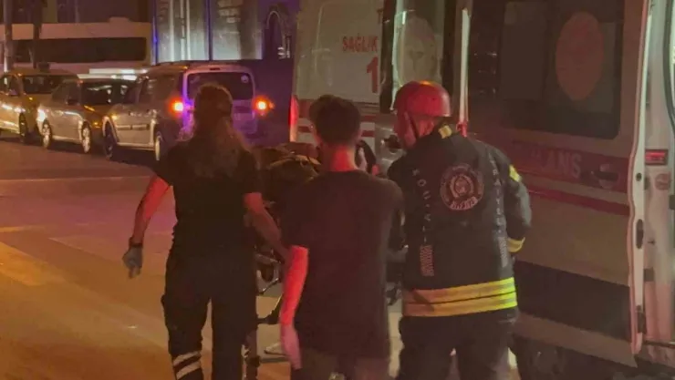 Trafik tabelasına çarpan otomobilin sürücüsü yaralandı