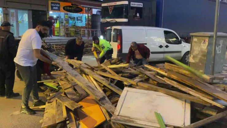 Traktörün römorku devrildi, tahtalar yola saçıldı
