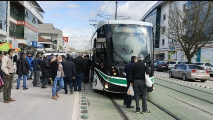 Tramvayın çarptığı motosiklet sürücüsü şans eseri kurtuldu