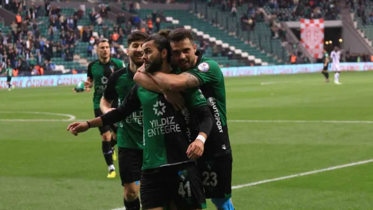 Kocaelispor Bandırma'yı 3 golle geçti!