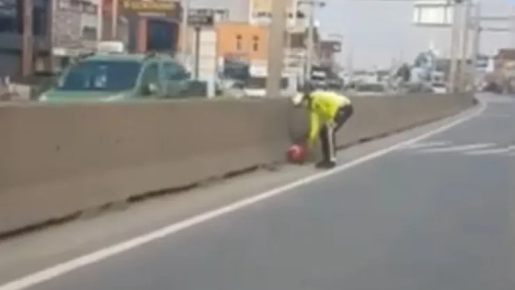 Türk polisinin bayrak sevdası: Koşarak yerden aldı