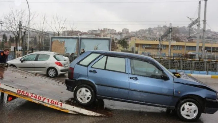 U dönüşü yapmak isterken kazaya sebep oldu: 3 yaralı