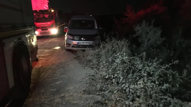 Uçurumda asılı kalan araç 30 metre yükseklikten düştü