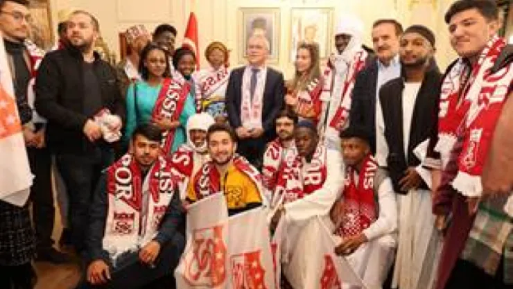 Uluslararası öğrenciler, maça renk kattı