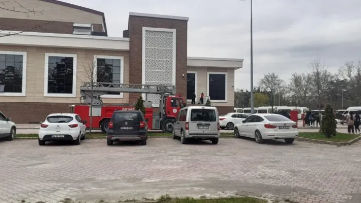 Üniversitenin konferans salonunda yangın çıktı