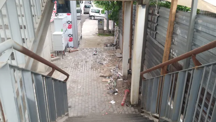 Üst geçidin içler acısı durumu