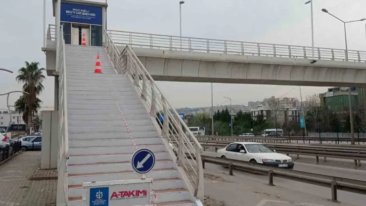 Üst geçitler bakım ve onarımdan geçiriliyor