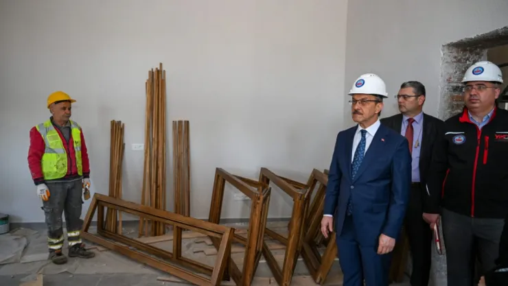 Vali Yavuz, Halkevi'nde incelemelerde bulundu