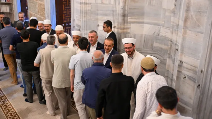 Vali Yavuz ve Başkan Büyükakın vatandaşlarla bayramlaştı