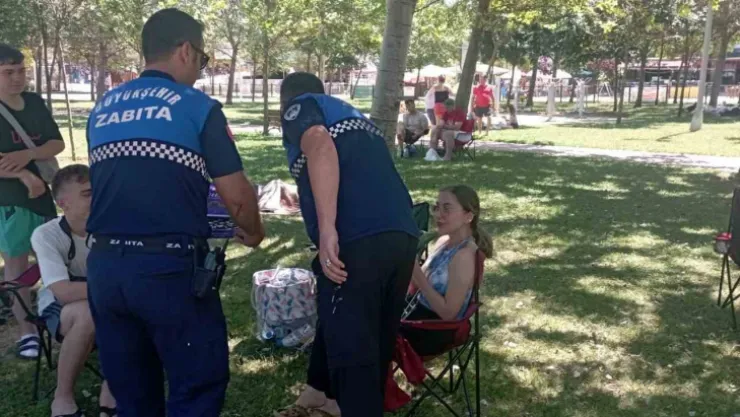 Vatandaşlara çikolata ikram ettiler
