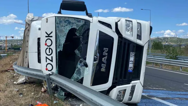 Virajı alamayan kağıt rulo yüklü TIR devrildi: 1 yaralı