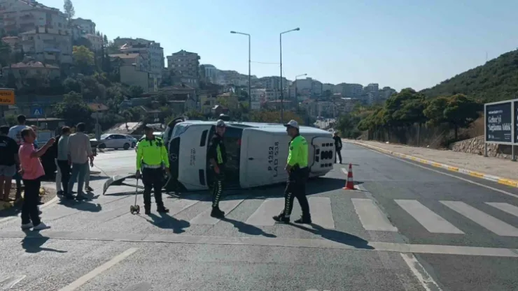 Virajı alamayan servis minibüsü devrildi: yaralı var