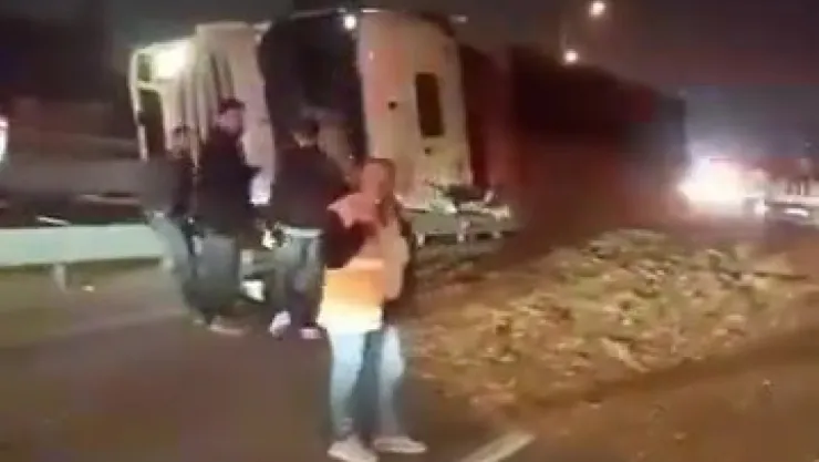 Virajı alamayan yonga yüklü tır devrildi