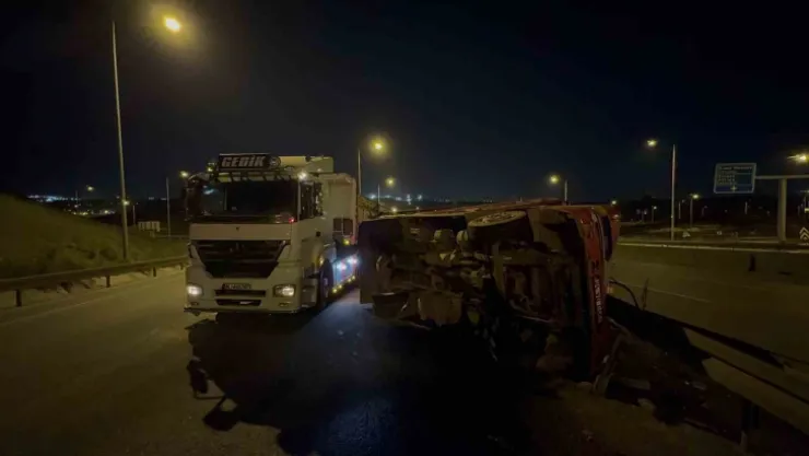 Kocaeli'de odun yüklü kamyon devrildi: 1 yaralı