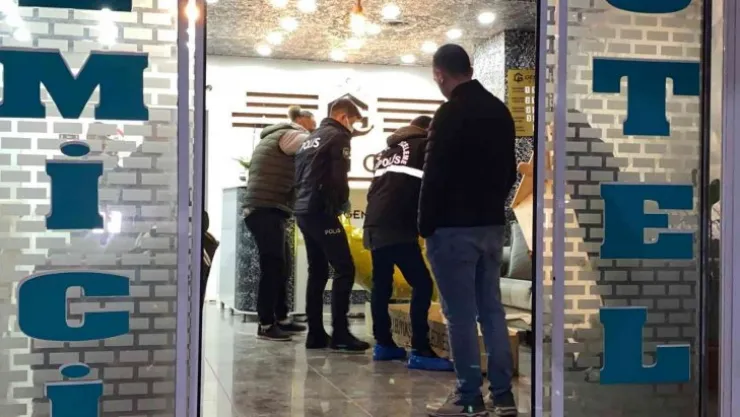 Kadın, otel odasında kanlar içinde ölü bulundu
