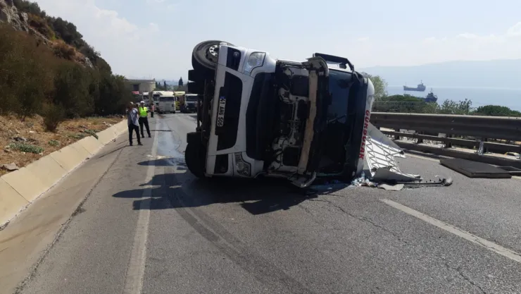 Yağ yüklü tır devrildi, D 100 trafiğe kapandı