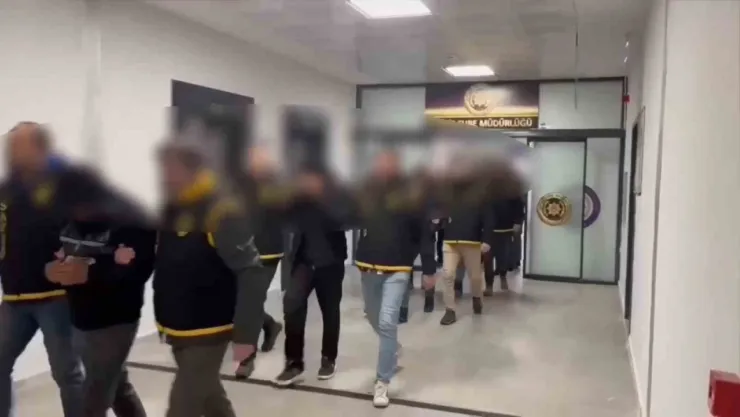 Kendilerini polis-savcı olarak tanıtarak 35 milyon lira dolandırdılar