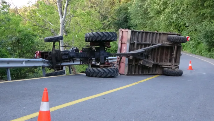 Yan yatan traktörün altında kalan sürücü ağır yaralandı