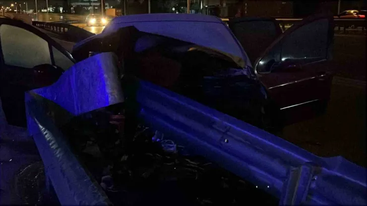 Yanan otomobilde sıkışan sürücüyü itfaiye kurtardı