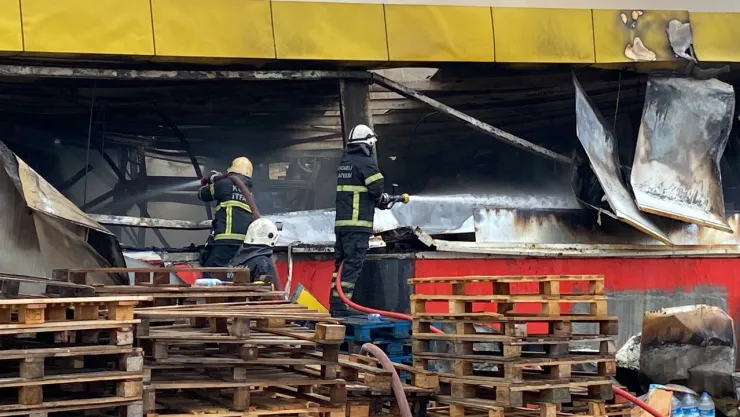 Yangın 2 saate kontrol altına alındı, market küle döndü