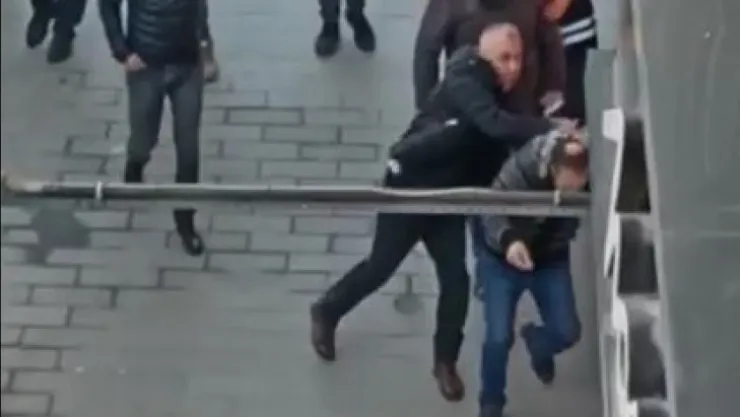 Yanlış anlaşılma oldu! Cadde ortasında tekme tokat daldılar!