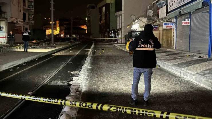 Yaralı halde yerde yatan kişiye ateş etti