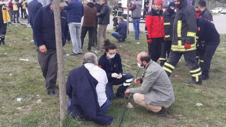Yaralılar çimlerin üzerinde ilk yardım bekledi