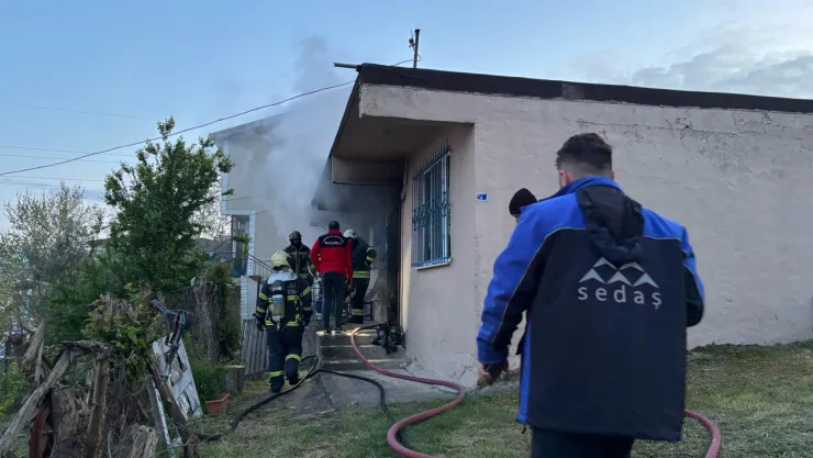 Yaşlı kadın alevlerin arasından son anda kurtarıldı