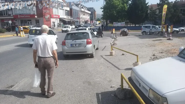Yayalar bu yolda tehlike yaşıyor