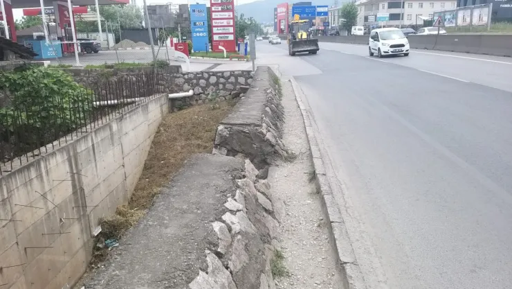 Yayalar bu yolda yürümekte zorlanıyor