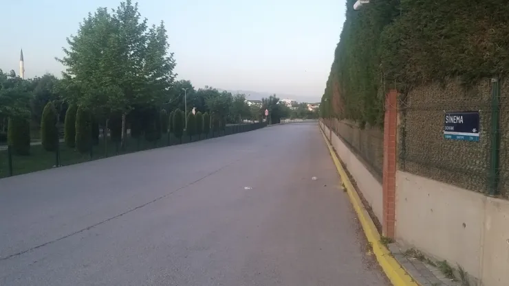 Yayalar bu yolda yürürken tehlikede