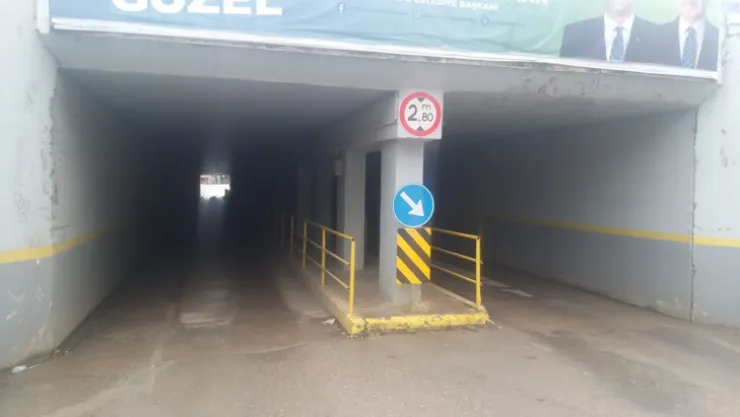 Yayalar bu yolu kullanamıyor