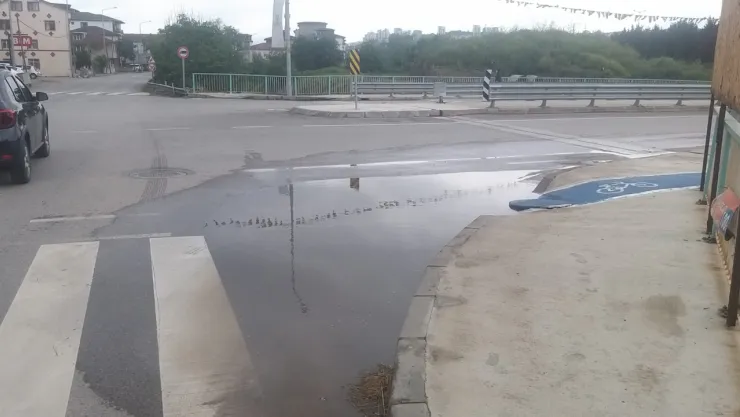 Yayalar yağmurda bu yolu kullanamıyor