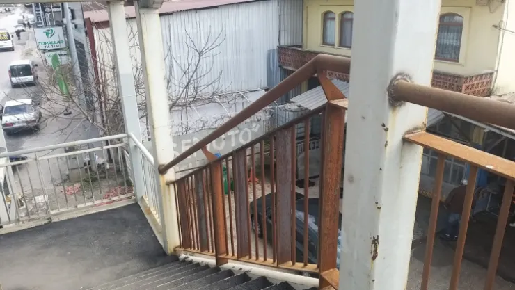 Yeni yapılan üst geçit paslandı