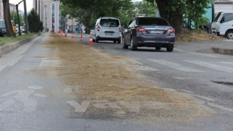 Yola dökülen hidrolik yağı zor anlar yaşattı