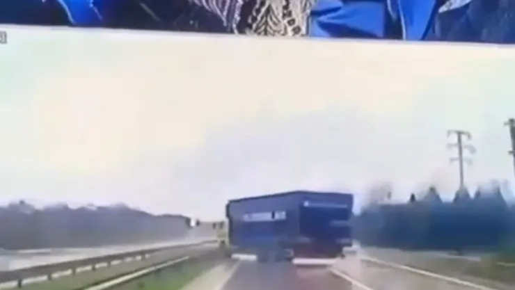 Minibüsün kamyona çarptığı kazanın görüntüleri ortaya çıktı