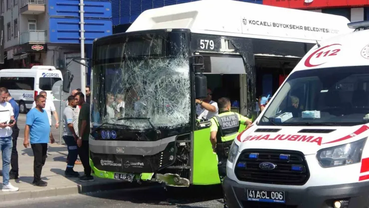 Yolcu otobüsü ile kamyonet çarpıştı: 1'i çocuk 6 yaralı