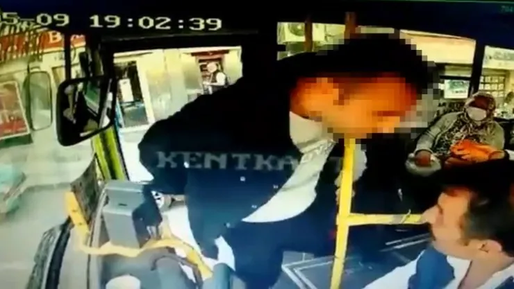 Yolculara dehşeti yaşattı: 'Gırtlağını keserim senin'