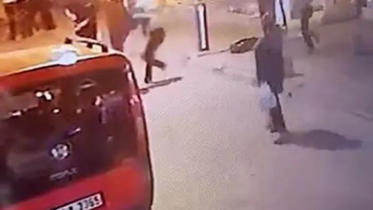 Yolda yürüyorlardı, birden kavgaya tutuştular