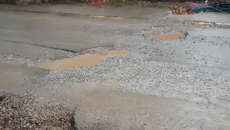 Yollar köstebek yuvası oldu
