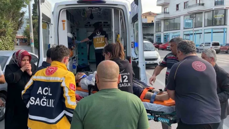 Yolun karşısına geçmeye çalışan kadına otomobil çarptı