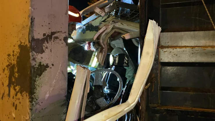 Yön levhasının direğine çarpan kamyonet kağıt gibi ezildi