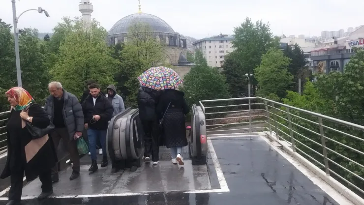 Yürüyen merdivenler için sundurma talebi