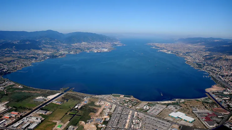 Yüzen vatandaş polisi alarma geçirdi